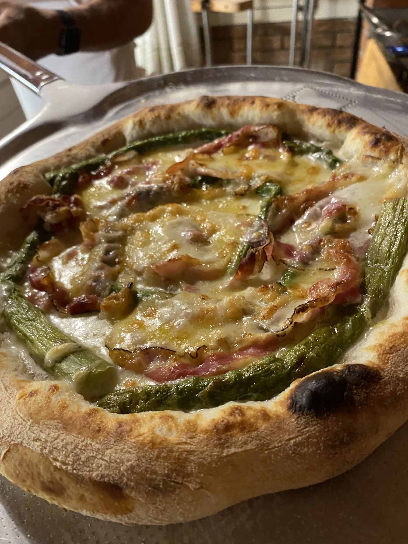 Pizza con asparagi e pancetta