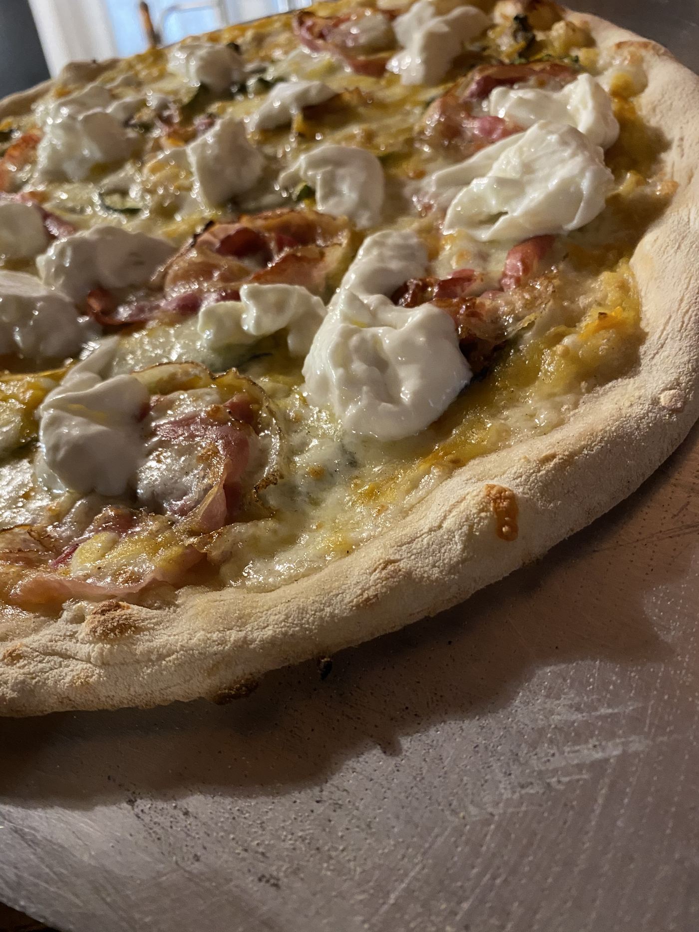 Pizza con burrata e pancetta
