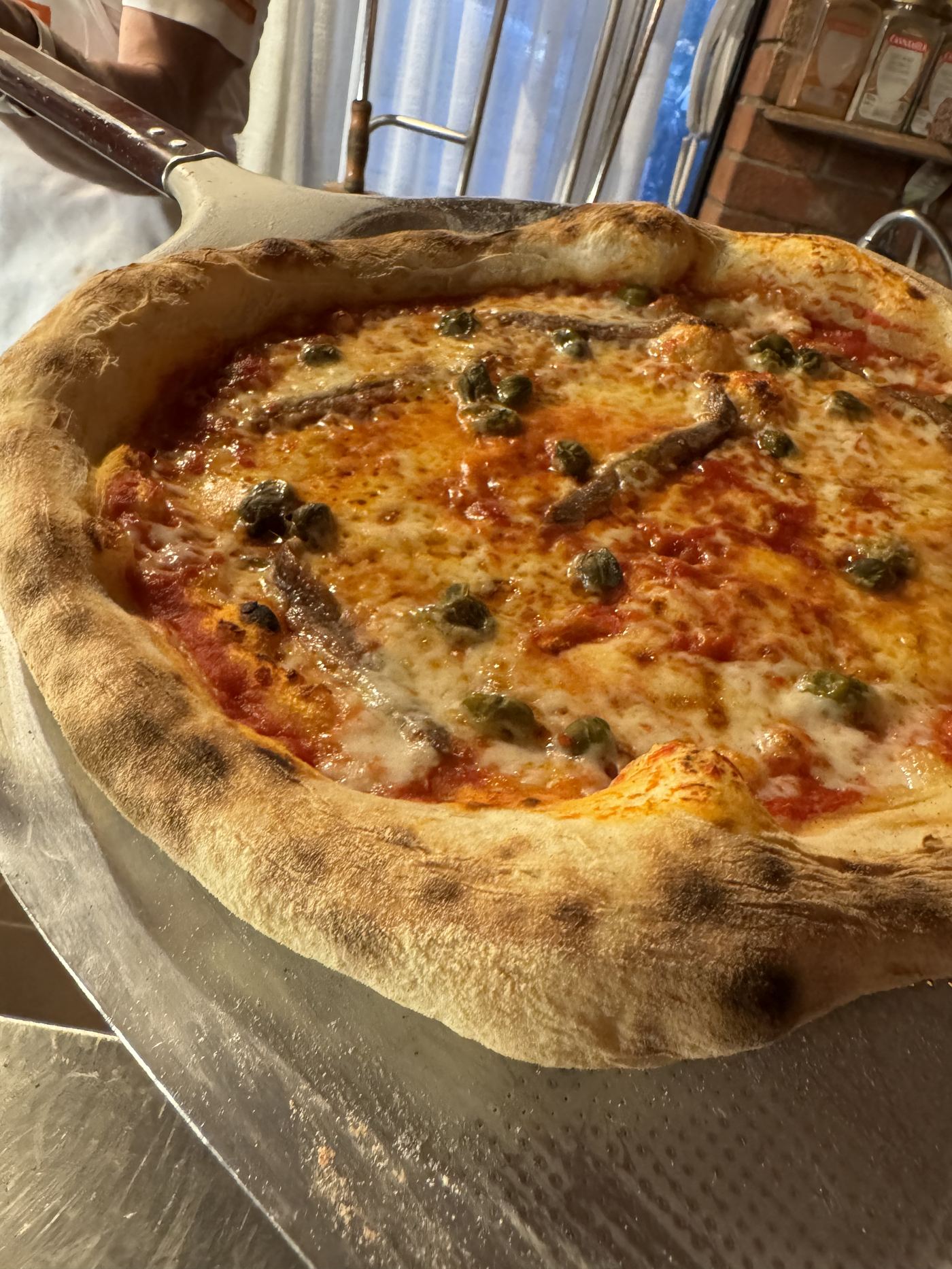 Pizza con capperi e acciughe