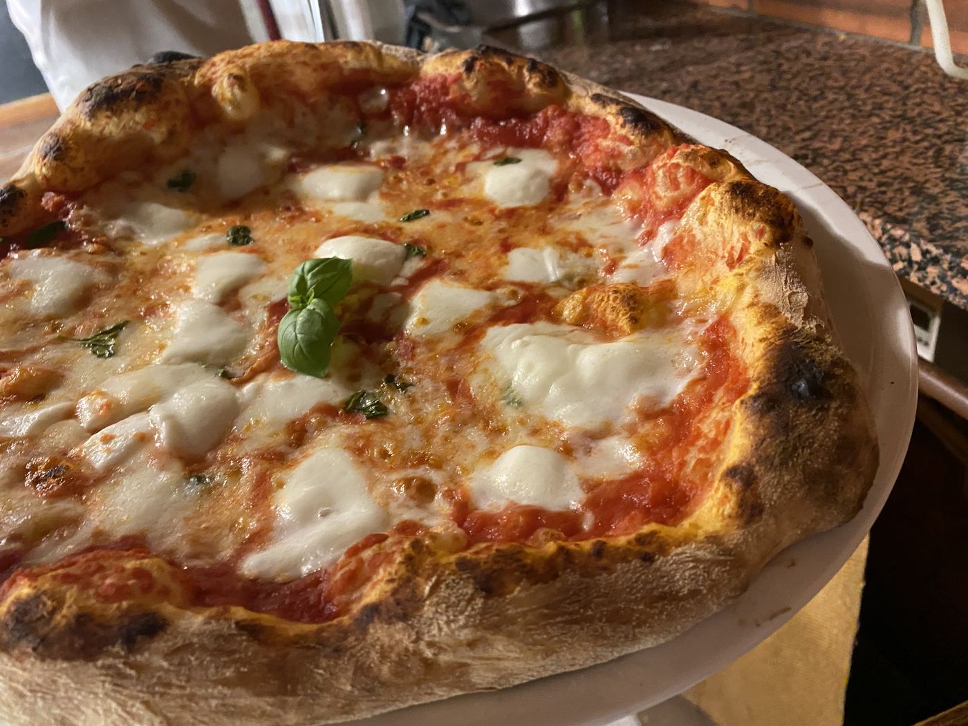 Pizza margherita con basilico fresco