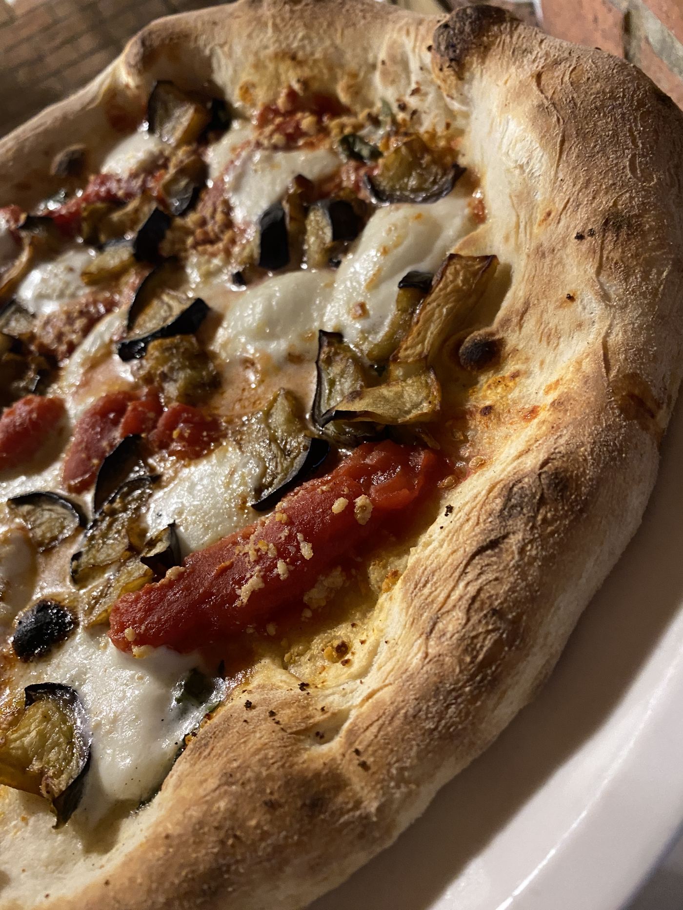Pizza con melanzane e mozzarella