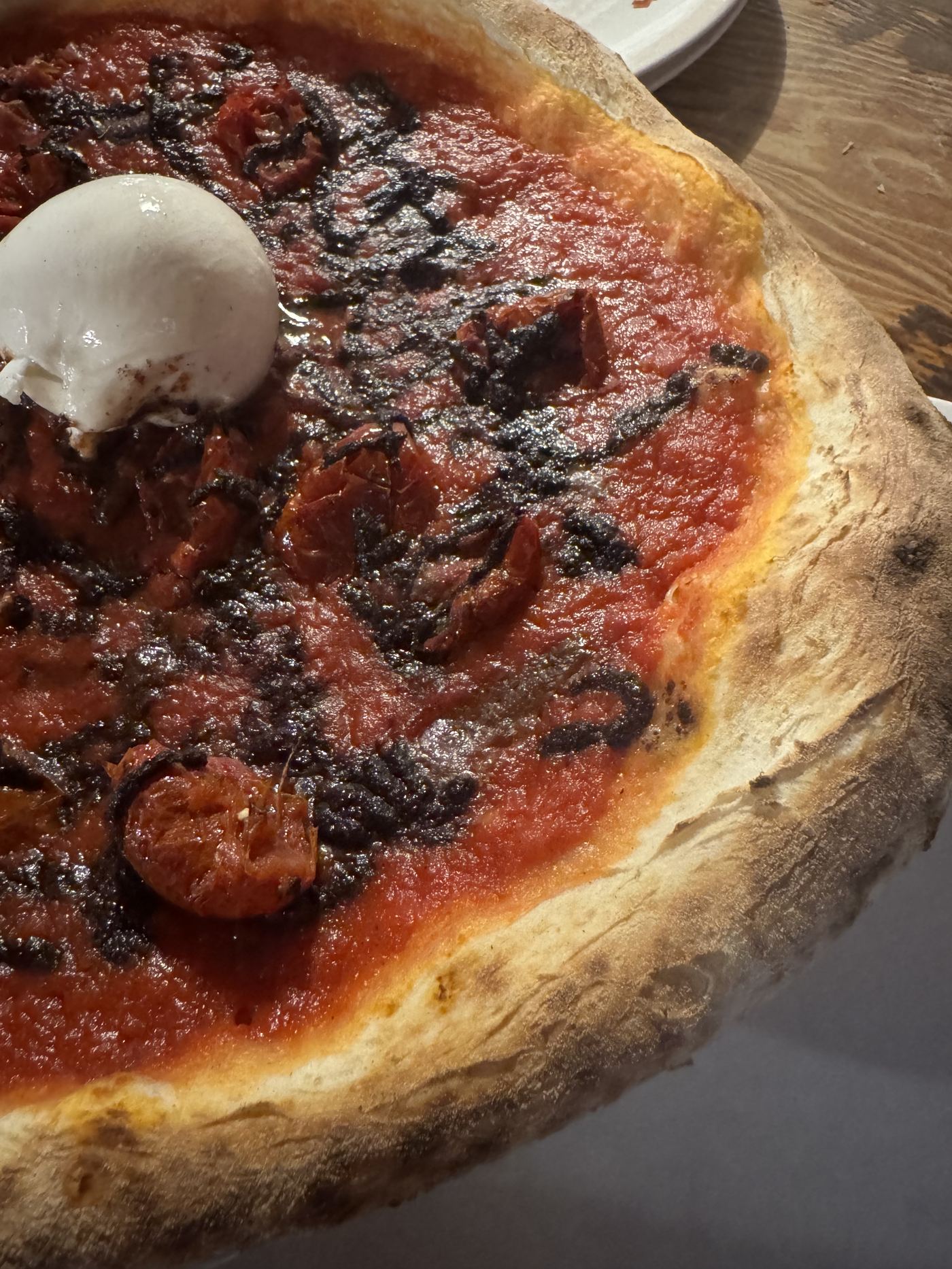 Pizza al nero con burrata