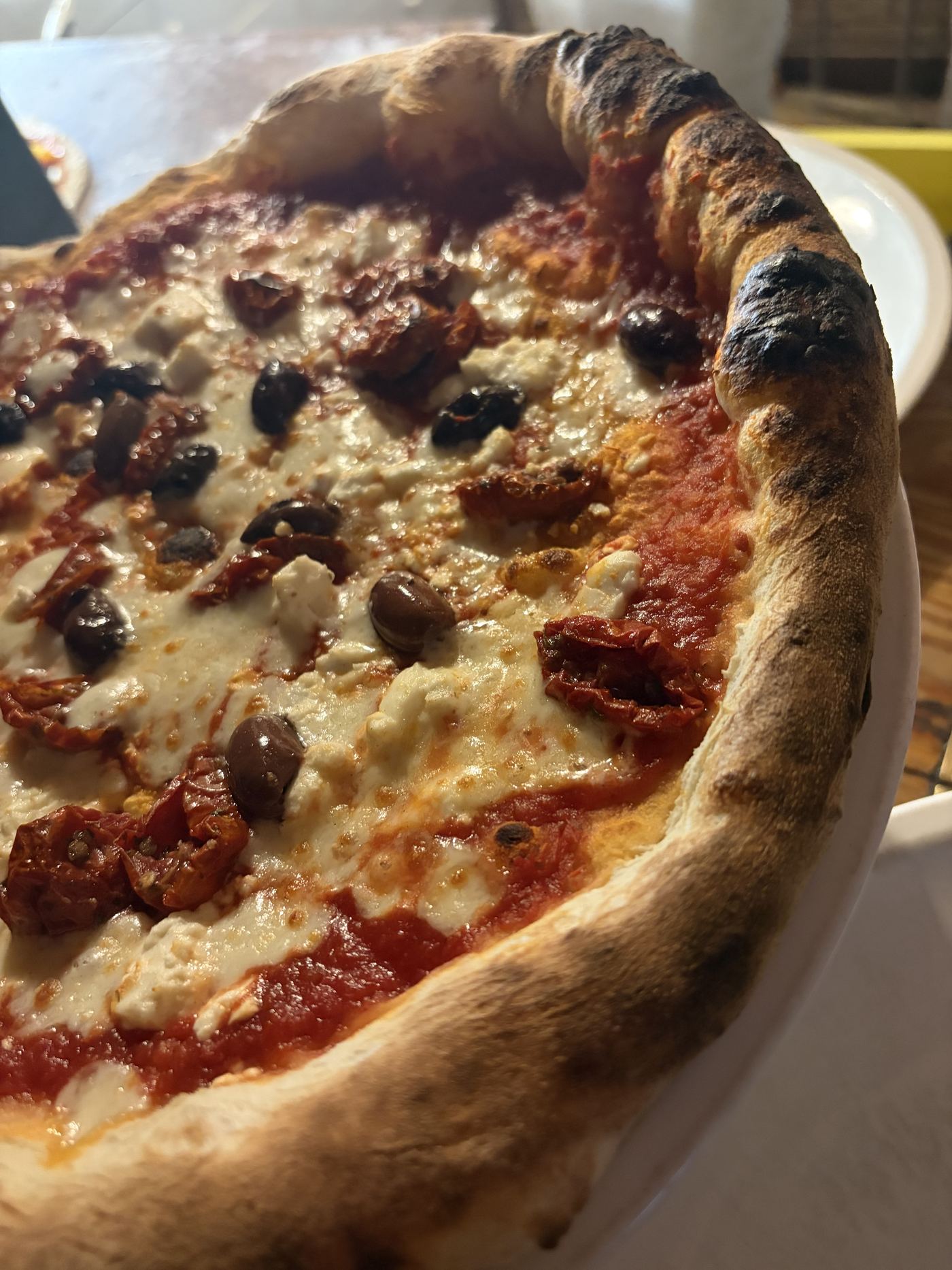 Pizza con olive, feta e pomodorini secchi