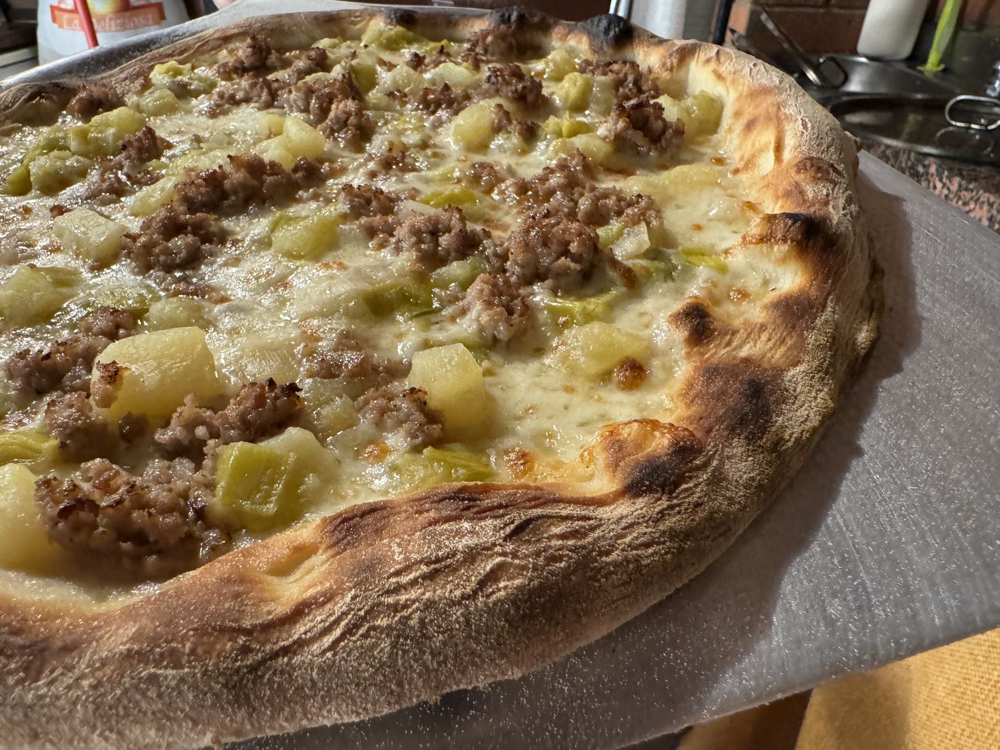 Pizza con patate e salsiccia