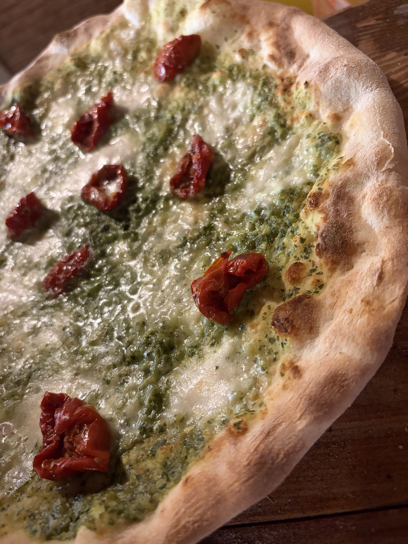 Pizza con pesto e pomodorini secchi