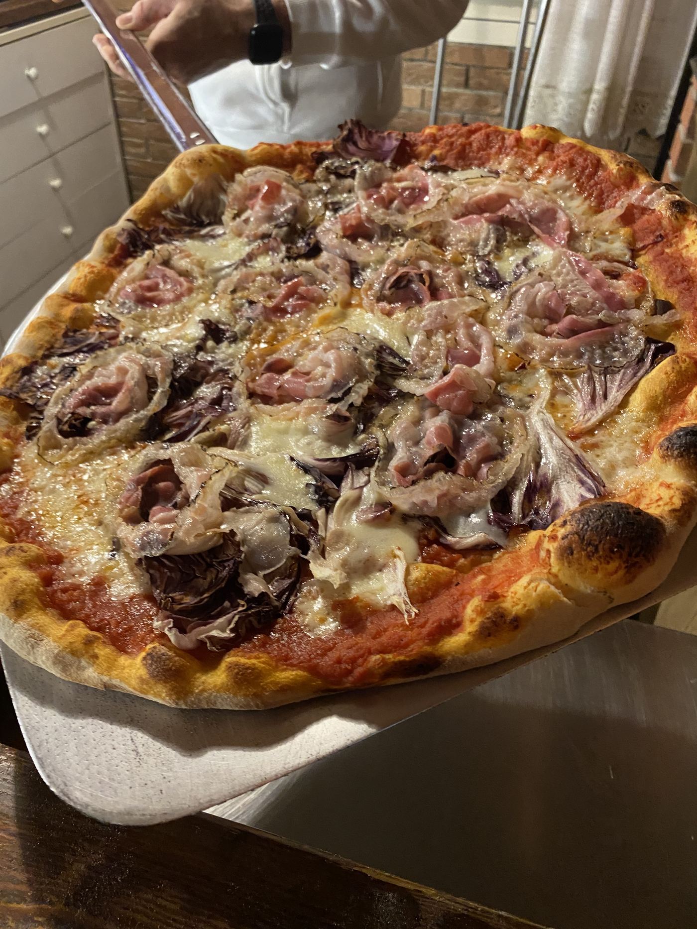 Pizza con radicchio e pancetta