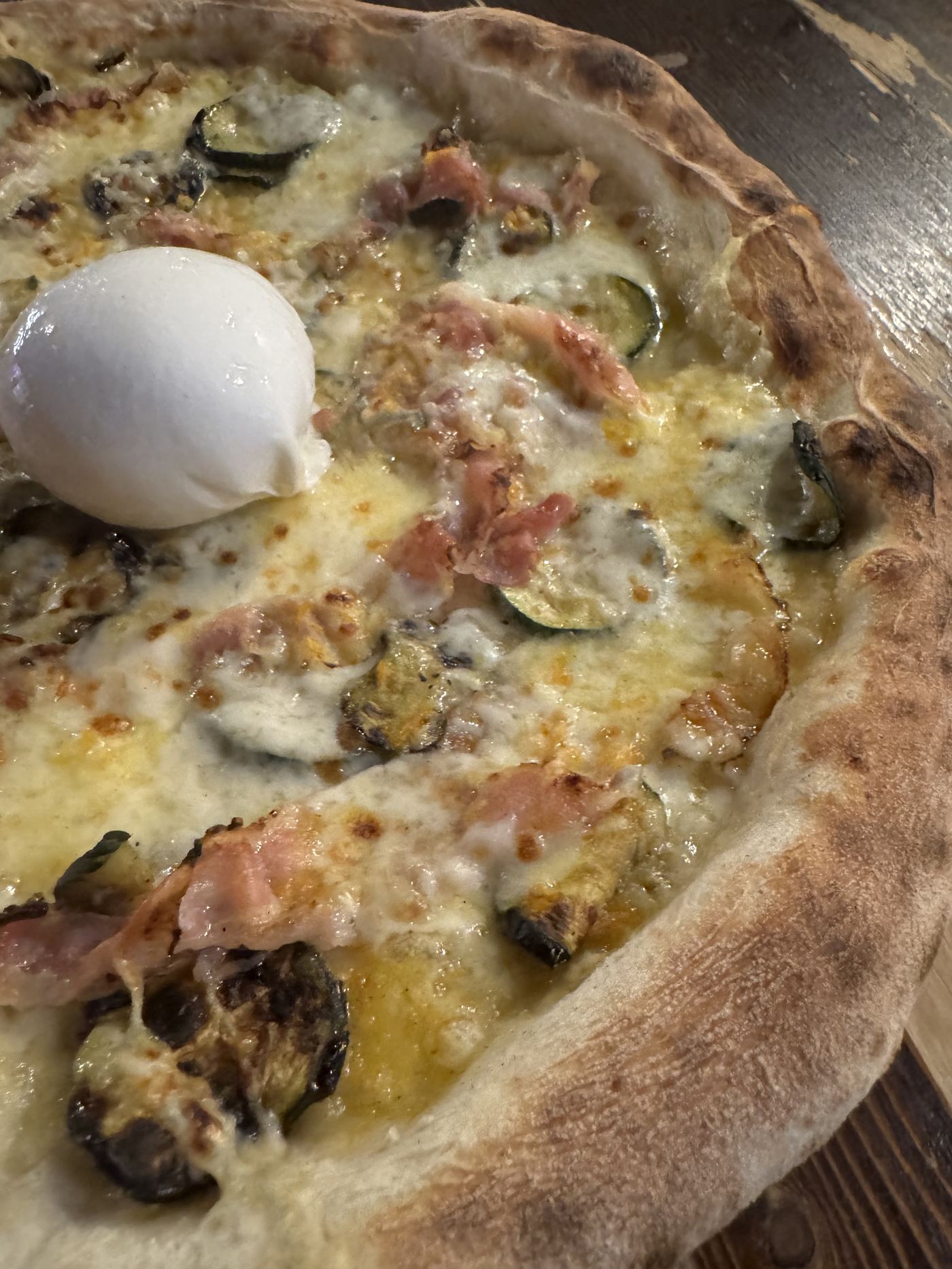 Pizza con zucchine e burrata