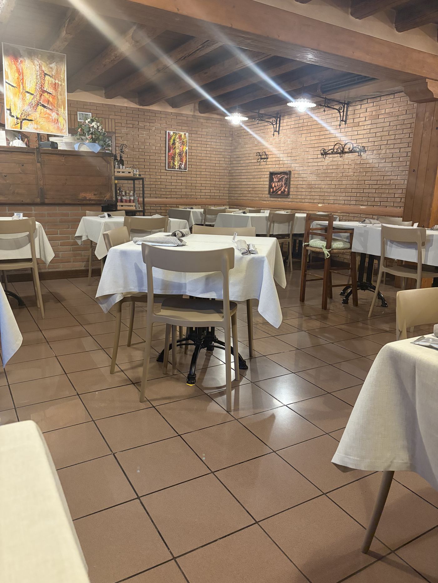 Sala interna La Deliziosa, tavoli apparecchiati