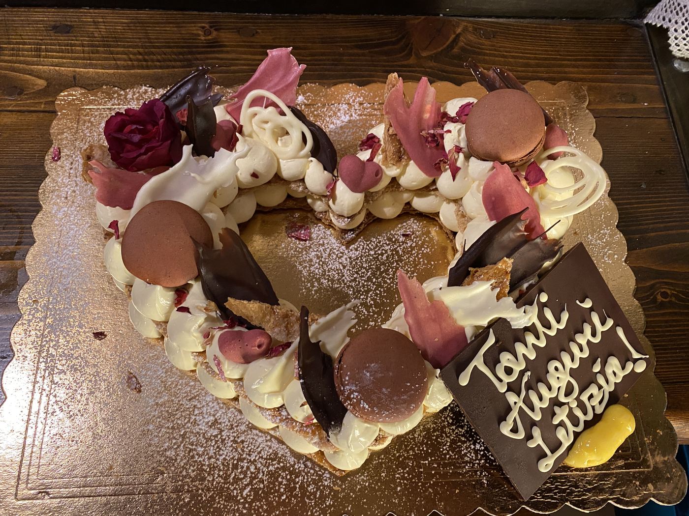 Torta a forma di cuore con decorazioni