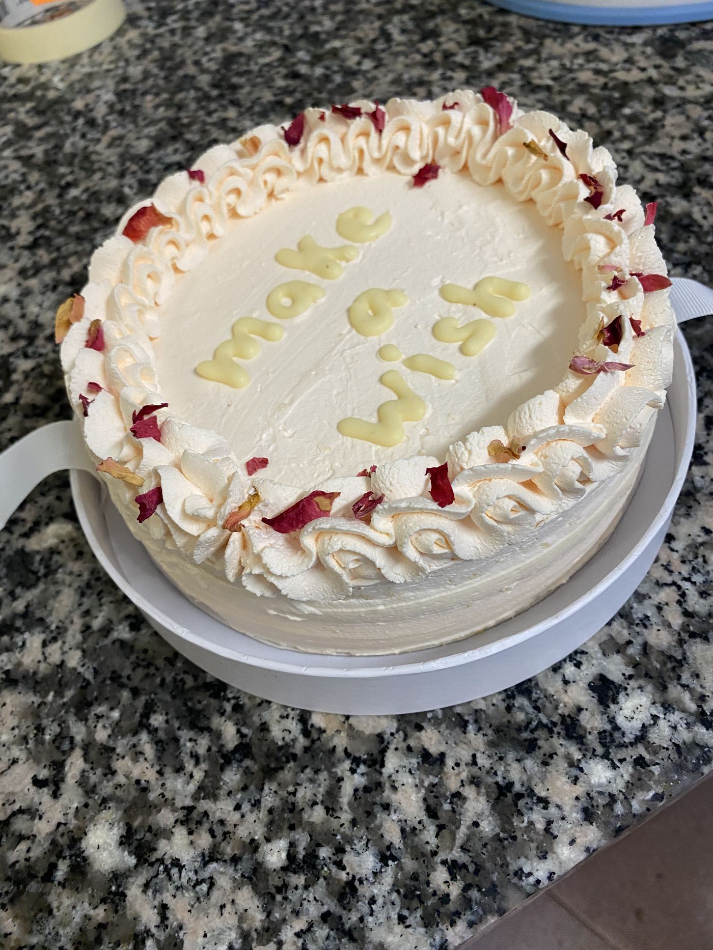 Torta decorata con petali di rosa