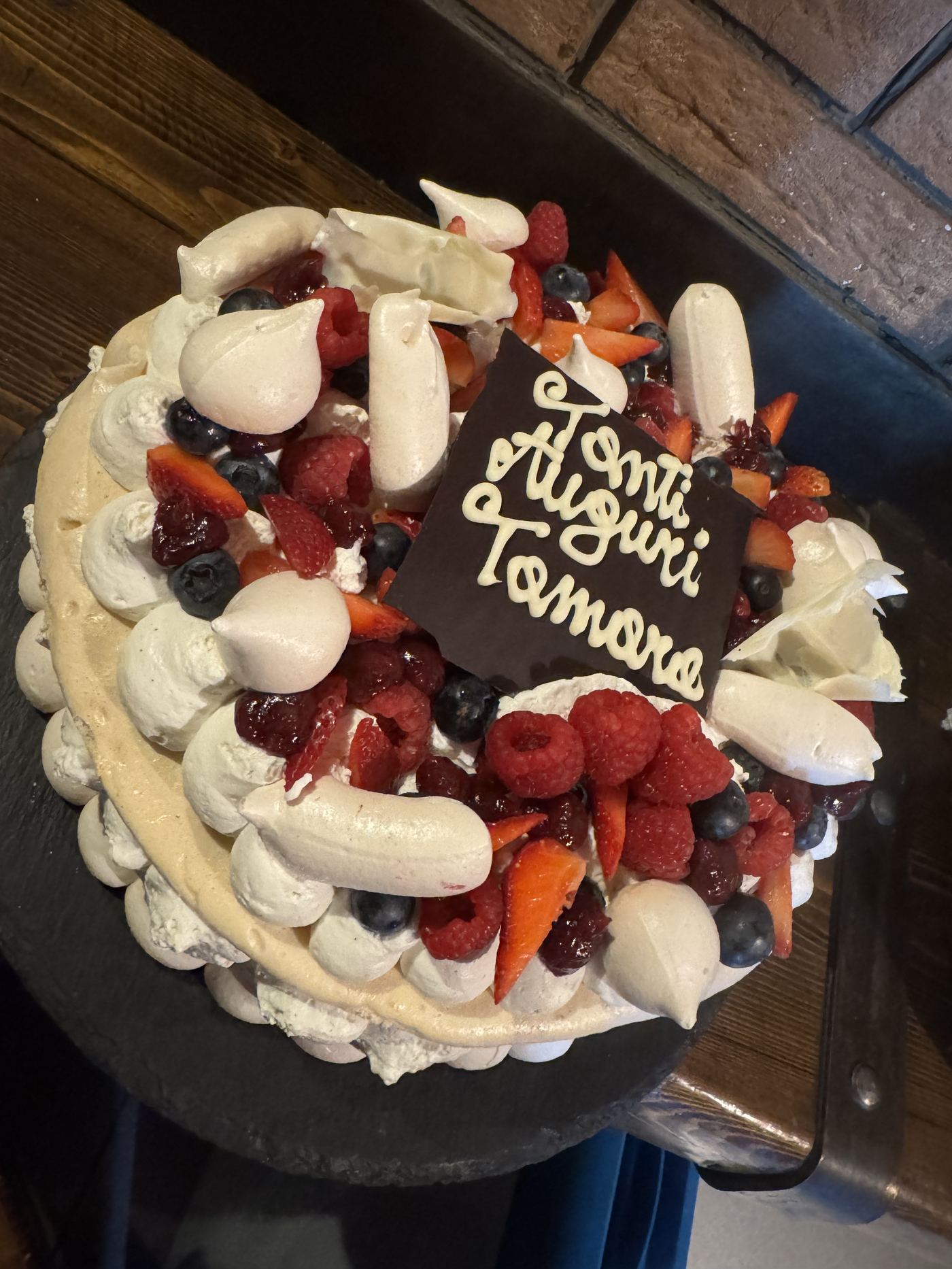 Torta con frutti di bosco freschi