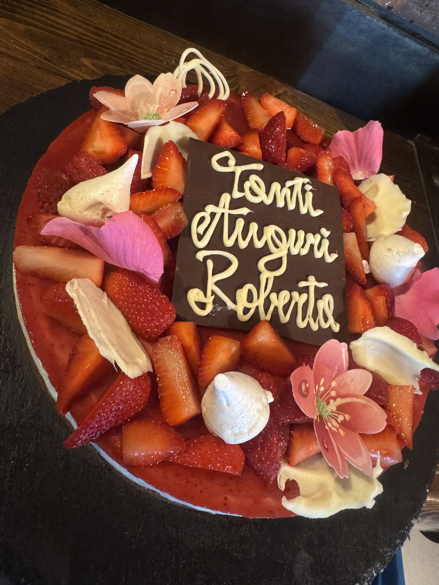 Torta con fragole e fiori commestibili