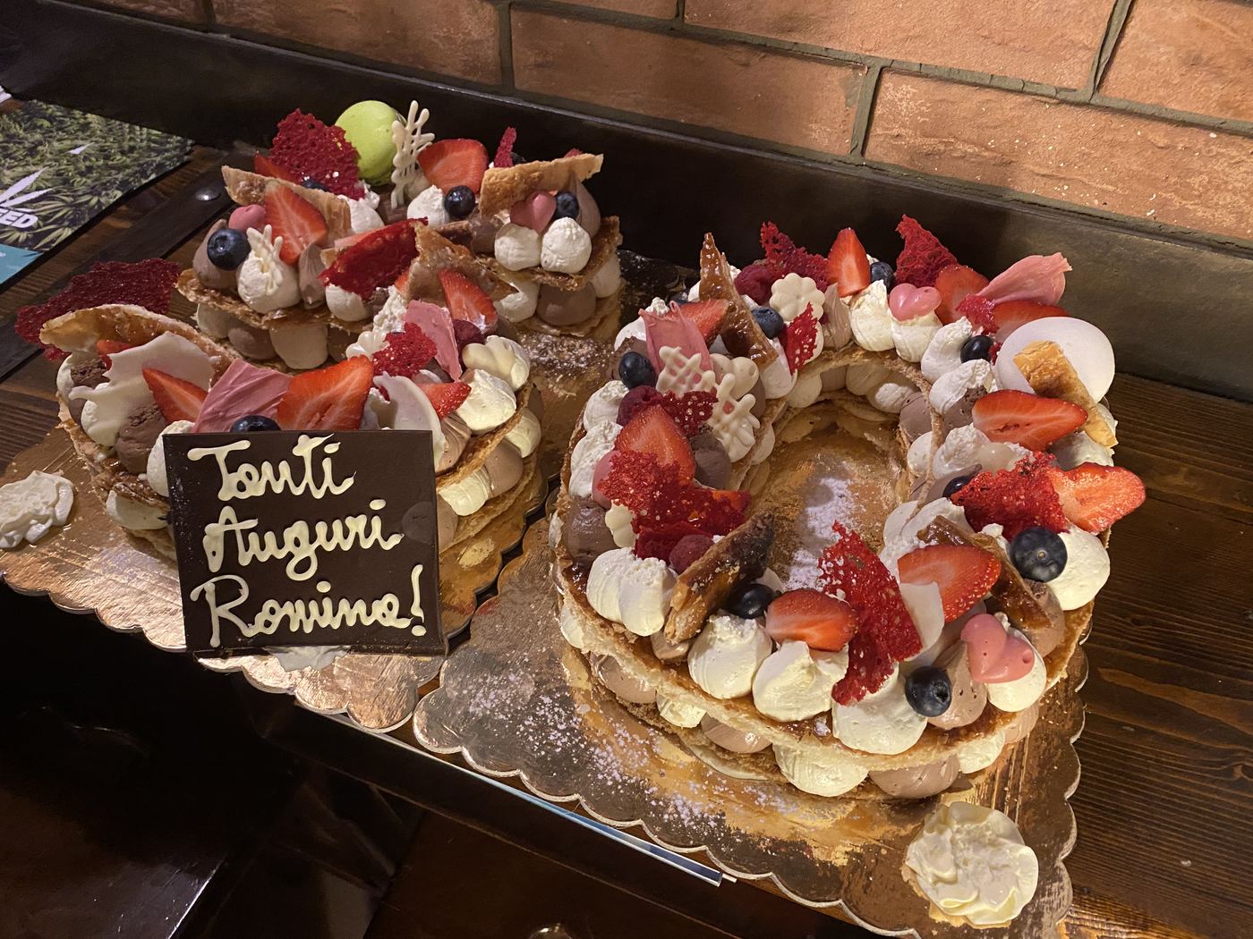 Torte a forma di numero con frutti di bosco