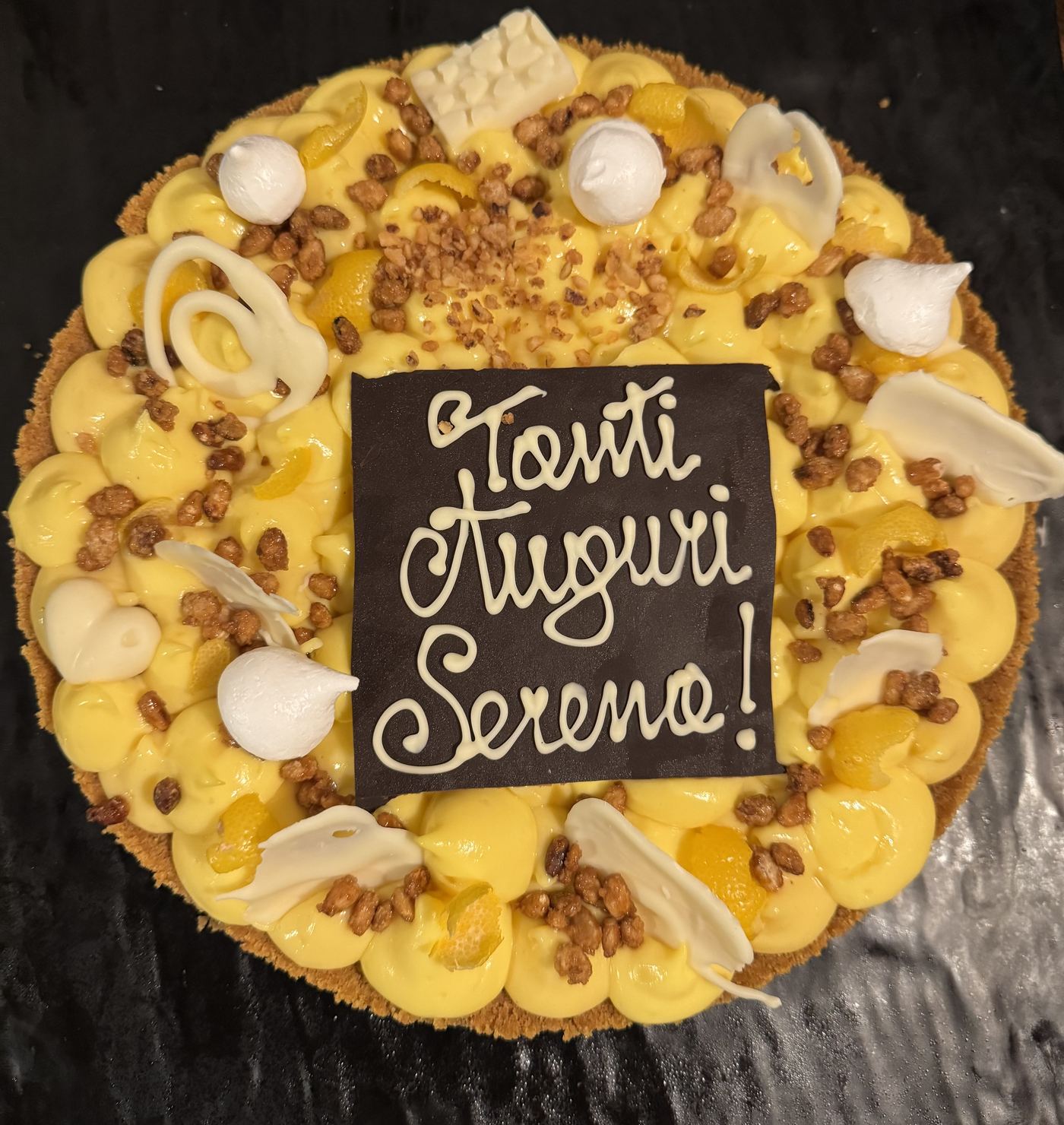 Torta al limone con granella e meringhe